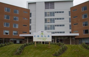 Le ministre Bolduc interpellé à propos de lacunes importantes au CHSLD Saint-Lambert