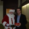 Le Père Noël fait une visite au CPNSSS pour appuyer la négo