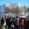 Des centaines de manifestants dénoncent le gouvernement Couillard devant le CHU Sainte-Justine