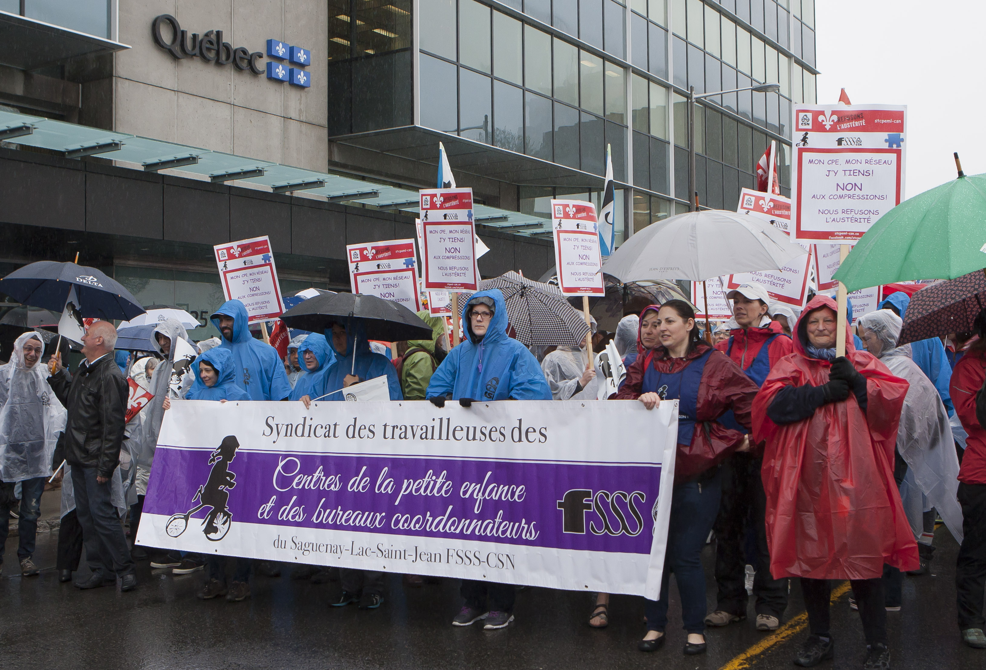 Manifestation pour défendre la politique familiale québécoise