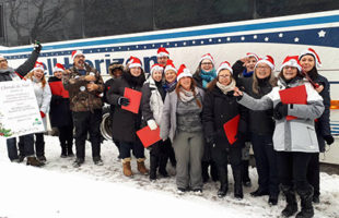 Une chorale de Noël bien spéciale devant le siège social des Résidences Soleil