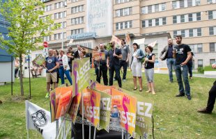 Des travailleuses et travailleurs du CHU Sainte-Justine tiennent un sit-in pour dénoncer leur surcharge de travail