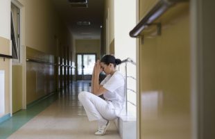 Pénurie de professionnel-les en soins : des modifications qui ratent la cible encore une fois