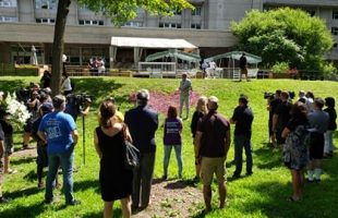 Rassemblement en mémoire des victimes de la COVID-19 à Laval