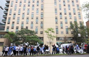 Manifestation au CHUM : Pour des augmentations JUSTES pour tout le monde !