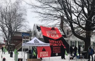 Sit-in devant le bureau du ministre Lacombe