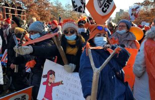 Les syndiqué-es des CPE manifestent pendant que les négociations continuent