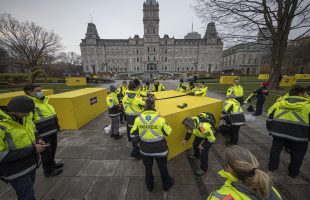 Les paramédics en conflit accueillent les parlementaires à l’Assemblée nationale