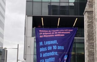 Déploiement d’une gigantesque bannière au CHUM pour un règlement pour les PRDM