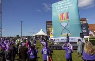 Équité salariale : le personnel de bureau et de l’administration de l’Outaouais réclame son dû!