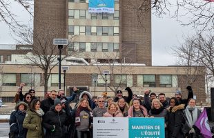 Équité salariale : Déploiement d’une gigantesque bannière à l’hôpital du Haut Richelieu
