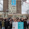 Équité salariale : Déploiement d’une gigantesque bannière à l’hôpital du Haut Richelieu