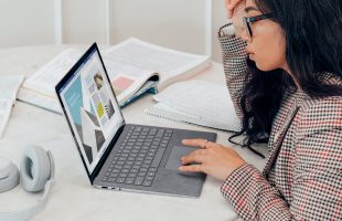 En 2022, les femmes travaillent encore à rabais