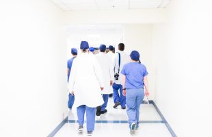 Budget provincial : une erreur historique qui condamne le réseau de la santé à la crise