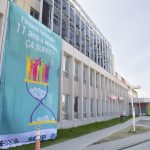 Équité salariale : Déploiement d’une gigantesque bannière à l’Hôpital Fleurimont (CHUS) pour un règlement pour le personnel de bureau et de l’administration 