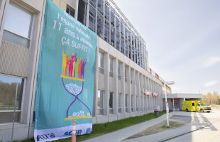 Équité salariale : Déploiement d’une gigantesque bannière à l’Hôpital Fleurimont (CHUS) pour un règlement pour le personnel de bureau et de l’administration 