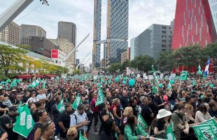 Plus de cent mille personnes manifestent à Montréal pour les services publics