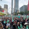 Plus de cent mille personnes manifestent à Montréal pour les services publics