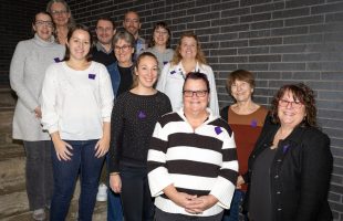 Les femmes s’organisent contre le projet de loi 15 : elles porteront le carré mauve !