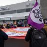 Bâillon sur le PL15 : la CSN manifeste devant une clinique privée