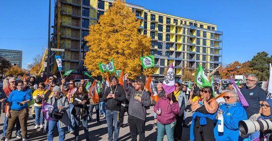 Appui aux travailleuses en petite enfance : une centaine de personnes manifestent devant le ministère de la Famille