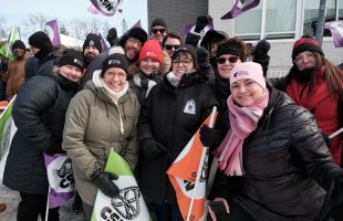 Solidarité pour les travailleuses et travailleurs du Centre L&rsquo;Entre-Toit