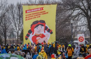 Des milliers de travailleuses réclament que le gouvernement en fasse plus pour les CPE