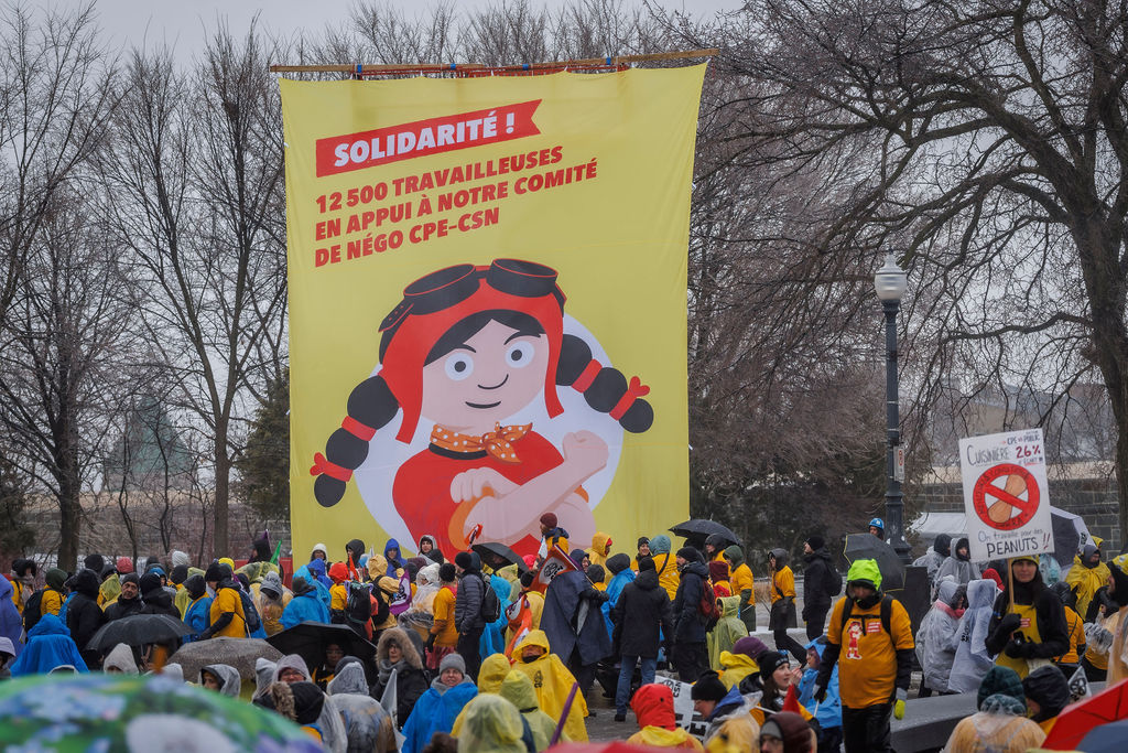 Des milliers de travailleuses réclament que le gouvernement en fasse plus pour les CPE