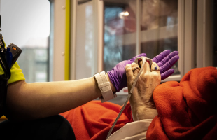 Paramédics – Des recrues mieux payées si elles travaillent comme préposé-es aux bénéficiaires